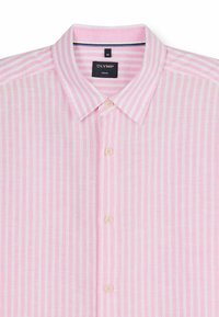 Mittleres Freizeit-Herrenhemd mit rosa-weißen vertikalen Streifen, durchgehender Knopfleiste und klassischem Kragen.