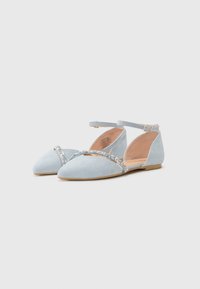 Ballerine in camoscio di colore blu chiaro, con punta affusolata e cinturino alla caviglia. Accento decorativo di strass attraverso il collo del piede. Suola piatta.