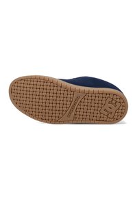 Potplat cipela s smešom smešnim uzorkom u smešnoj smešnoj boji "DCSHOECOUSA" i DC logom na području pete, vidljiva tamnoplava gornja.