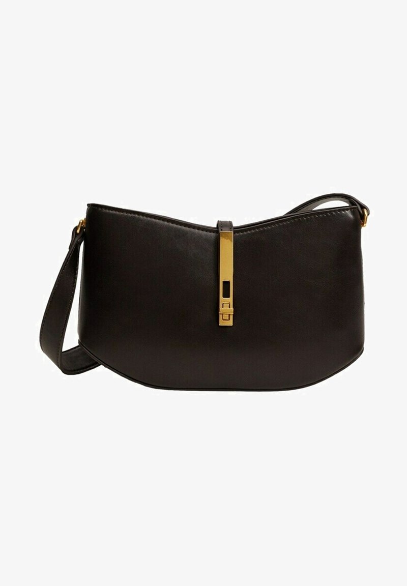 Sac à épaule en cuir noir avec fermoir doré et bandoulière réglable, corps en forme de croissant, design minimaliste.
