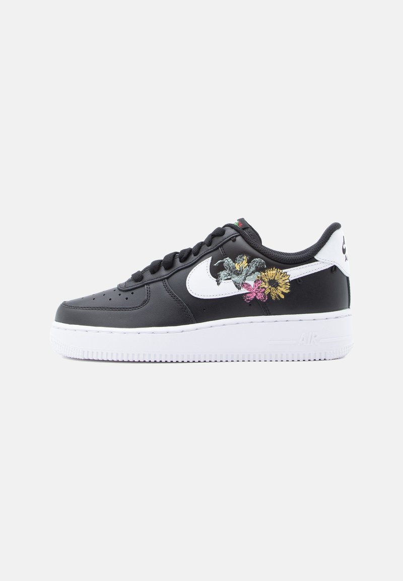Tênis de couro preto com sola branca, apresentando bordado floral na lateral, atacadores pretos e o logotipo Nike Swoosh.