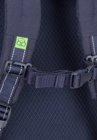 Námornícky batoh s popruhom, ktorý má zelený akcent s ikonou okuliarov, textúrovaný nylonový materiál, nastaviteľnú pracku a biele švy.