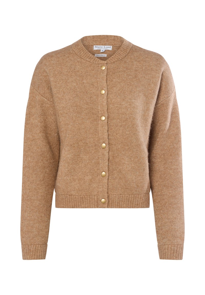 Beżowy kardigan wykonany z miękkiego dzianiny, z okrągłym dekoltem, zapięciem na guziki z złotymi akcentami oraz prążkowanymi mankietami i dołem.