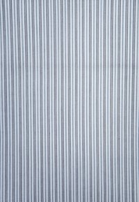 Tissu blanc avec des rayures noires verticales, présentant une texture lisse et un motif uniforme tout au long. Convient à diverses applications.