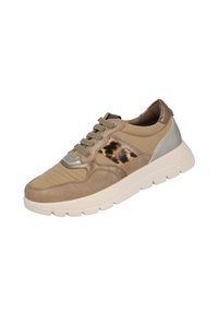 Zapatillas beige con una combinación de materiales suaves y texturizados, con un acento de estampado de leopardo, elementos plateados y una suela blanca gruesa.
