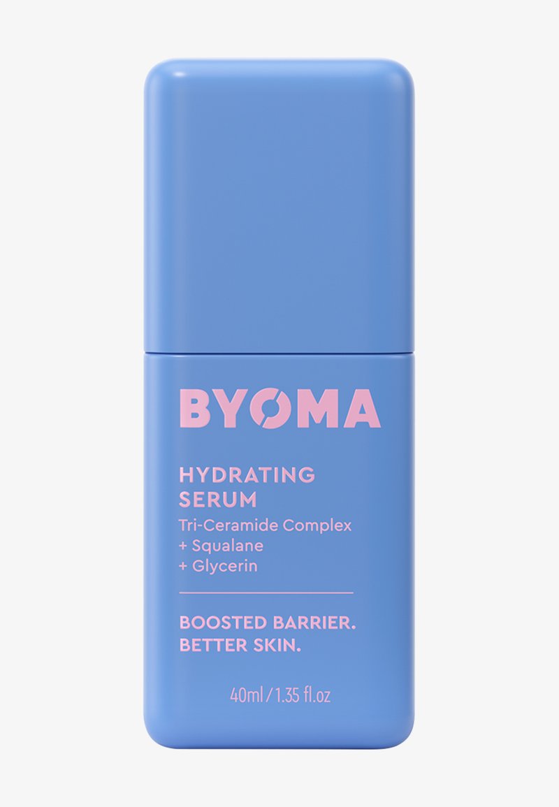 Blauwe BYOMA hydraterende serumfles met roze tekst waarin belangrijke ingrediënten en voordelen voor de huidbarrière worden vermeld, formaat 40 ml.
