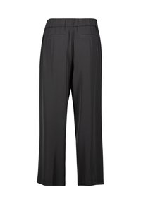 Pantalons capri légers et noirs avec une taille élastique, dotés de deux poches arrière et d'une texture lisse. Coupe décontractée et design au niveau des chevilles.