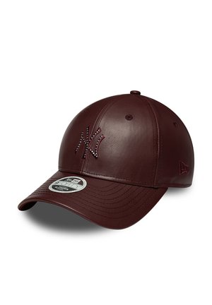 Ciemnobrązowa skórzana czapka baseballowa z zakrzywionym daszkiem i ćwiekowanym logo "NY" na przednim panelu, naklejka na daszku oraz małe boczne logo.