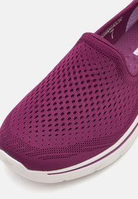 Skechers GO WALK - Sapatos sem atacadores - plum