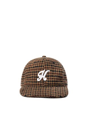 Gorra de béisbol con patrón de pata de gallo en marrón y negro, con una letra H blanca en cursiva bordada en el frente.