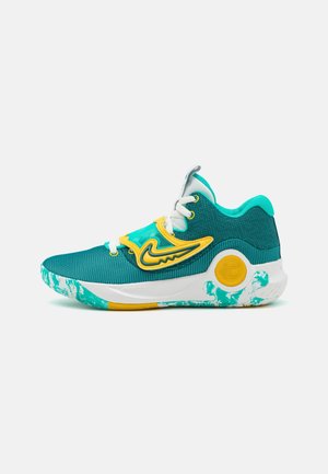 Teal- en gele hoge basketbalsneaker met witte veters, een getextureerde zool met teal- en gele accenten en een logo aan de zijkant en hiel.