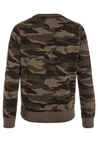 Sudadera de camuflaje con cuello redondo, mangas largas y puños acanalados. Presenta un patrón de camuflaje en tonos verde oscuro y marrón sobre una tela suave.