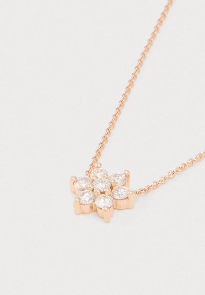 Náhrdelník zo staroružového zlata s pendantom v tvare snehovej vločky, na ktorom je sedem okrúhlych čírych drahokamov.