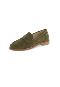 Mocassino in suede verde con tacco piatto, caratterizzato da un design cucito a mocassino e una suola in pelle. Include un piccolo logo sul lato.
