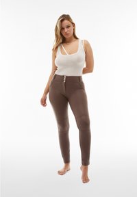 Freddy PUSH UP VITA ALTA IN SEMI LUCIDA - Pantalones - french roast