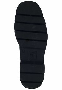 Melnā gumijas zole ar dziļiem griezumiem saķerei, uz apakšas ir "ara High Soft" marka. Forma ir izstrādāta komforta nodrošināšanai.