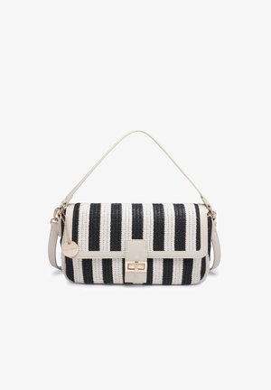 Klein rechthoekig handtasje met zwart-witte verticale strepen, beige rand, gouden sluiting en korte beige handvat.