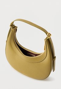 Geelgroene leren handtas met een gebogen vorm, voorzien van een enkele band, een ritssluiting en gouden metalen accenten.