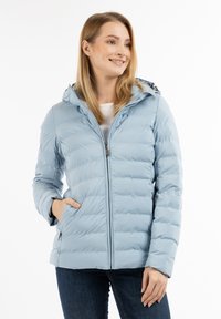 Chaqueta acolchada azul claro con capucha, cierre de cremallera, costuras verticales y dos bolsillos laterales. Textura suave con un relleno blando para aislamiento.