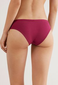 Bordeaux katoenmengsel boyshorts met een naadloos ontwerp en een gladde textuur, voorzien van een laag model taille en een minimalistische snit.