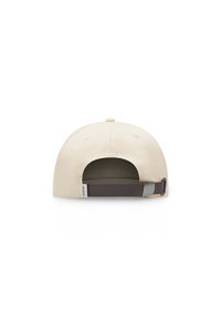 Casquette avec une couronne beige arrondie, un visière plate et une sangle réglable marron à l'arrière avec un fermoir en métal. Texture lisse avec un minimum de détails.