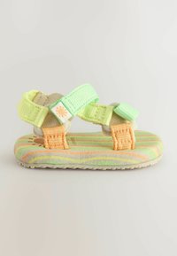 Sandalen mit Riemchen in Hellgrün und Orange, Obermaterial aus weichem Stoff, strukturiertes Gummisohle und multicolor gestreiftem Fußbett-Design.
