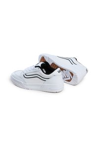 Sneaker bianche con dettagli neri, parte superiore in rete, suola in gomma e design a strisce laterali a contrasto. Suola testurizzata per grip e trazione.