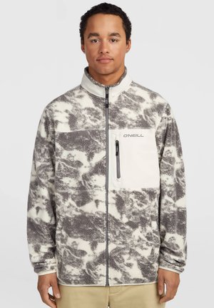 Junger Mann trägt eine graue und weiße Fleecejacke mit durchgehendem Reißverschluss, einer Reißverschlusstasche auf der Brust und dem O'Neill-Logo auf der Tasche.