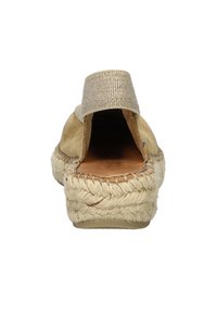 Espadrille schoen met een beige suède bovenkant, geweven stoffen band en jute touwdetails op de hak. Ontwerp met open achterkant, platte zool.