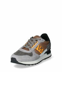 Sneaker grigio e marrone con materiali in suede e mesh, suola in gomma, marchio arancione a contrasto e design con lacci frontali.
