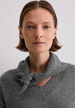 Maglione grigio in maglia con scollo a V e dettaglio di sciarpa annodata. Tessuto strutturato con dettagli a coste sullo scollo.