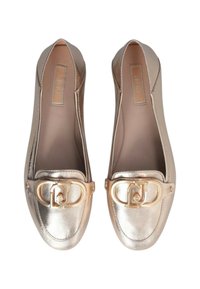 Mocassini metallici dorati con design piatto, caratterizzati da una spessa fibbia dorata e una texture liscia. L'interno è beige.