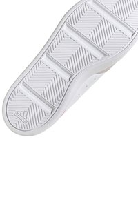 Sola di sneaker bianca con un motivo zigzag testurizzato e accenti rosa vicino al tallone. Realizzata in gomma, presenta una finitura liscia e un bordo arrotondato.