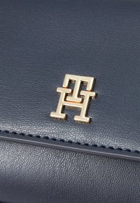 Tommy Hilfiger ICON CAMERA BAG - Rankinė per petį - space blue