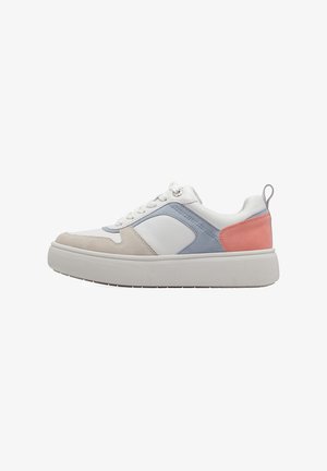 Sneaker a bassa top con pannelli in suede e pelle bianchi, beige, blu e rosa, lacci bianchi e suola spessa bianca, vista laterale.