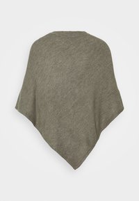 Poncho verde oliva hecho de un suave tejido de punto, con forma triangular y cuello redondeado, sin cierres. Textura suave.