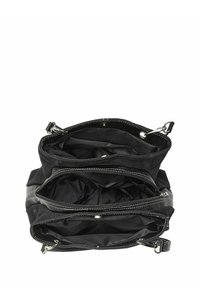 Musta moniosainen käsilaukku, jossa on pehmeä kangas ja nahka-akcentit. Varustettu vetoketjuilla, metalliosilla ja useilla sisäisillä järjestelytaskuilla.