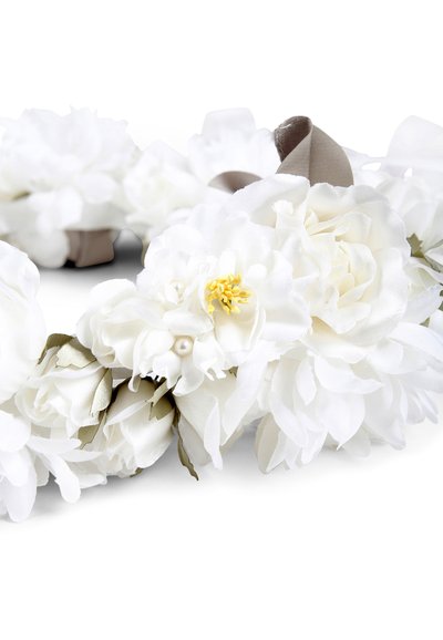 Witte bloemenhaarband gemaakt van zijden bloemen, met pioenen en accenten, en een zachte satijnen lint in een neutrale kleur.