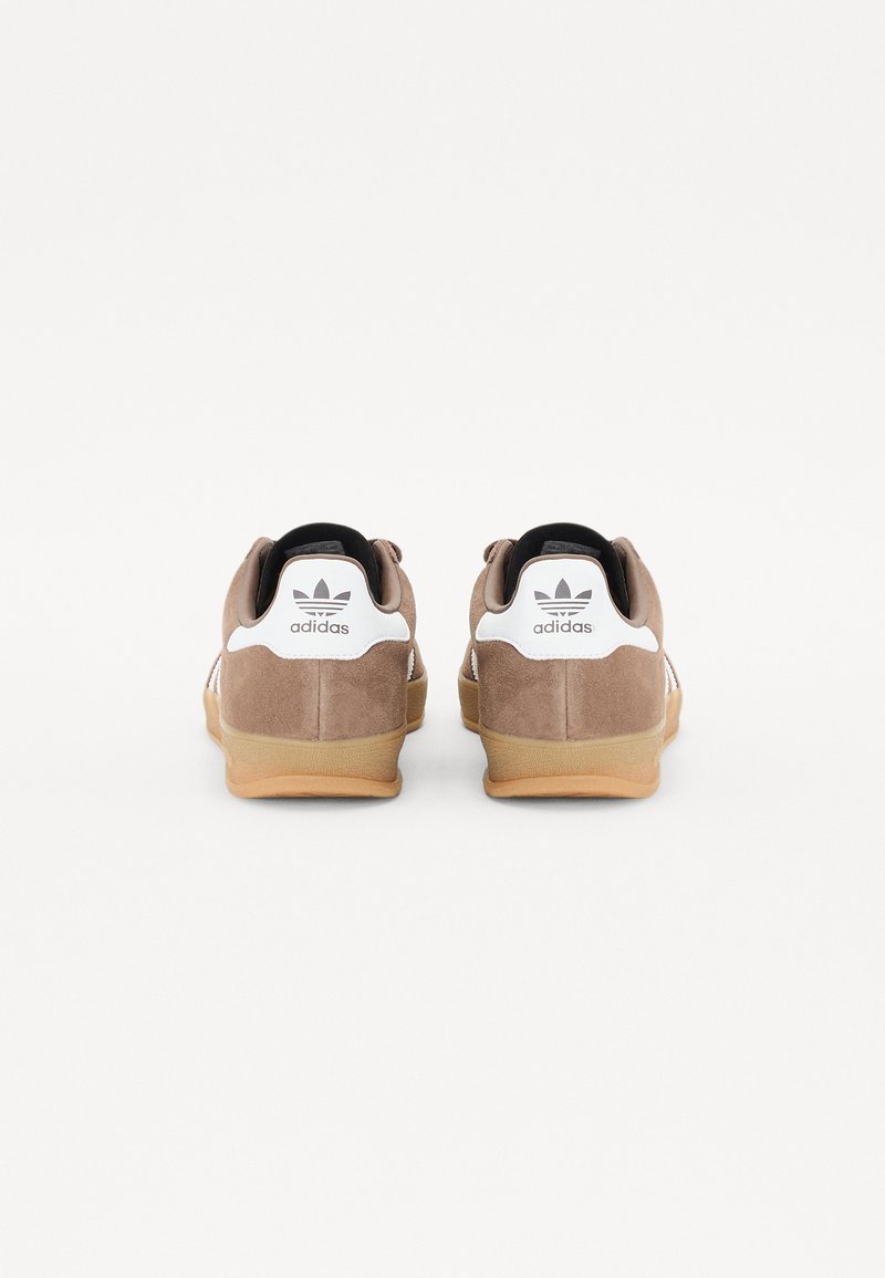 adidas Originals GAZELLE INDOOR UNISEX - Trainers - earth strata/white/gold  met/dark brown - Zalando.ie