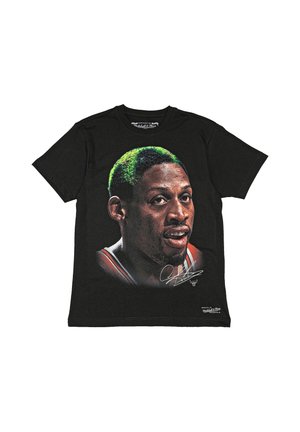 Maglietta nera con un ritratto dettagliato stampato di un giocatore di basket con capelli evidenziati in verde e colletto della maglia rosso visibile.
