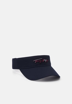 Granatowy materiałowy daszek przeciwsłoneczny z zaokrąglonym rondem i czerwonym wyszywanym logo na przedniej opasce na jednolitym białym tle.