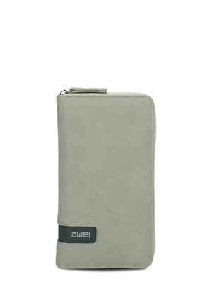 Lichtgrijze portemonnee met ritssluiting, een gestructureerd oppervlak en een donkergrijs rechthoekig logo op de linkerbenedenhoek.