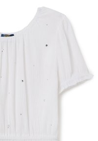 Weiße Bluse mit kurzen Ärmeln und rundem Ausschnitt, die eine zerknitterte Textur und verstreute Pailletten für zusätzliche Details aufweist.