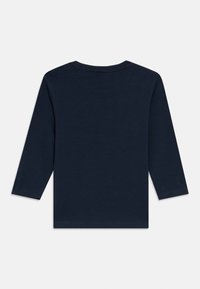 Μπλε ναυτικού χρώματος μακρυμάνικο T-shirt από μαλακό βαμβάκι, με στρογγυλή λαιμόκοψη και ίσια γραμμή με καθαρές ραμμένες άκρες. Χωρίς σχέδια ή διακοσμητικά στοιχεία.