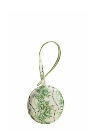 Kruhová, vzorovaná kabelka na doplnky v bielej a zelenej farbe, s okrúhlou rukoväťou a zlatým logom, vyrobená z odolného textilného materiálu.