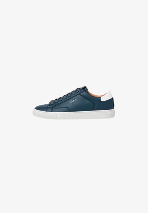 Marineblaue Leder-Sneaker mit einem weißen Ferseneinsatz, runder Zehenpartie und Schnürung. Verfügt über eine strukturierte weiße Sohle und minimale Markenkennzeichnung.