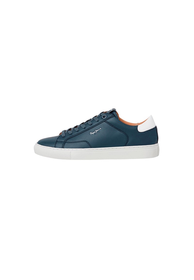 Deportivas de cuero azul marino con un contrafuerte blanco, puntera redonda y cordones en la parte frontal. Presenta una suela blanca texturizada y un branding mínimo.
