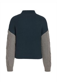 Pull en maille épaisse avec un corps turquoise et des manches en tricot torsadé gris clair. Col court et montant avec texture côtelée.