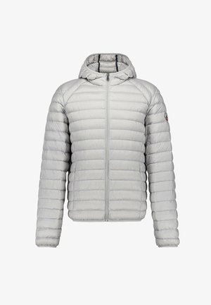 Lichtgrijze pufferjack met een capuchon, voorzien van een quilted ontwerp, een ritssluiting aan de voorkant en geribbelde manchetten. Materiaal lijkt glad en lichtgewicht.