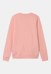 Felpa rosa a maniche lunghe mostrata di spalle, con polsini, orlo e scollatura a costine, su uno sfondo bianco.
